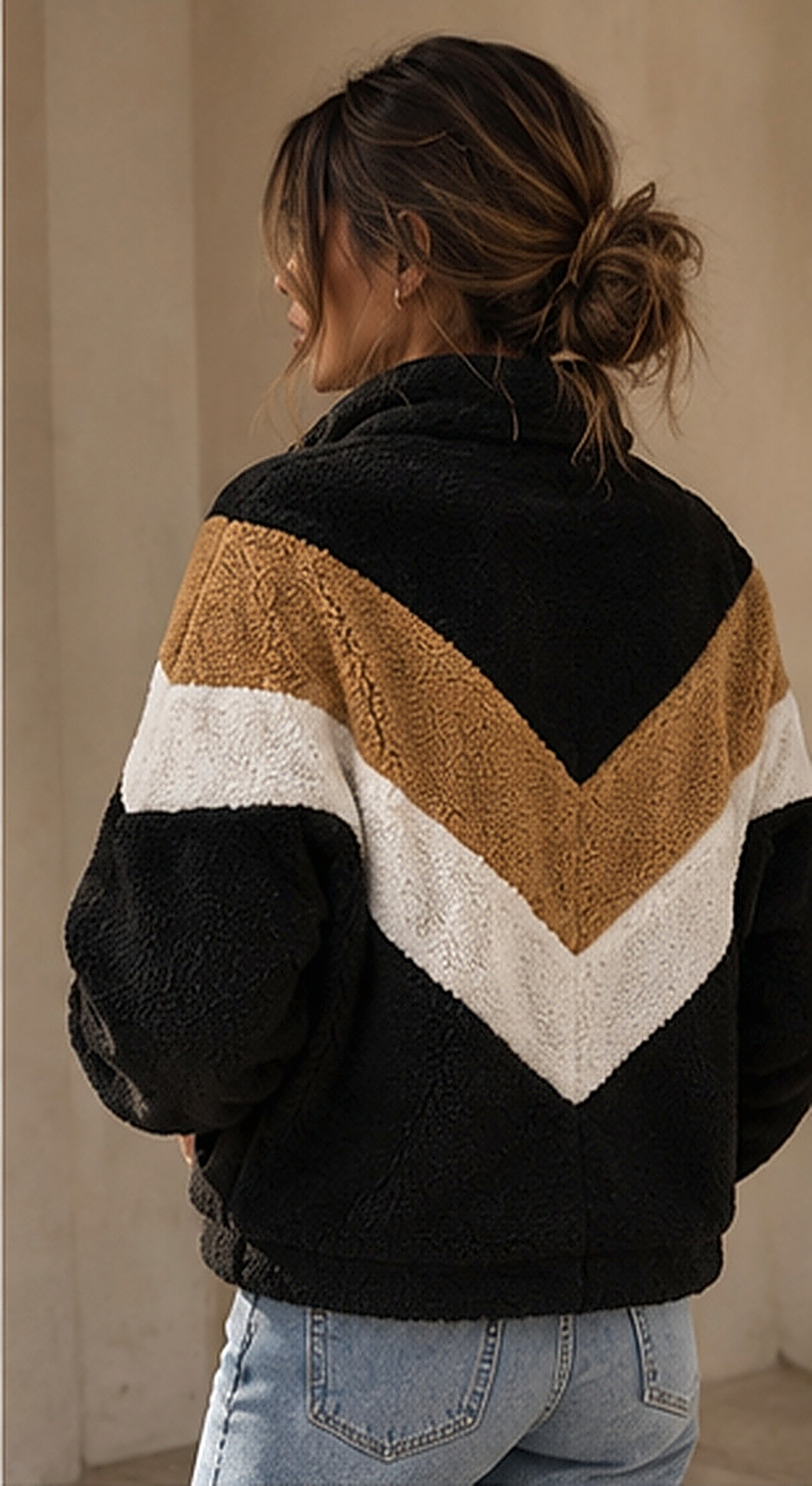 Noélla Montréal – zwarte, camel en witte Faux Shearling Coat – originele pose 3, scherpere versie