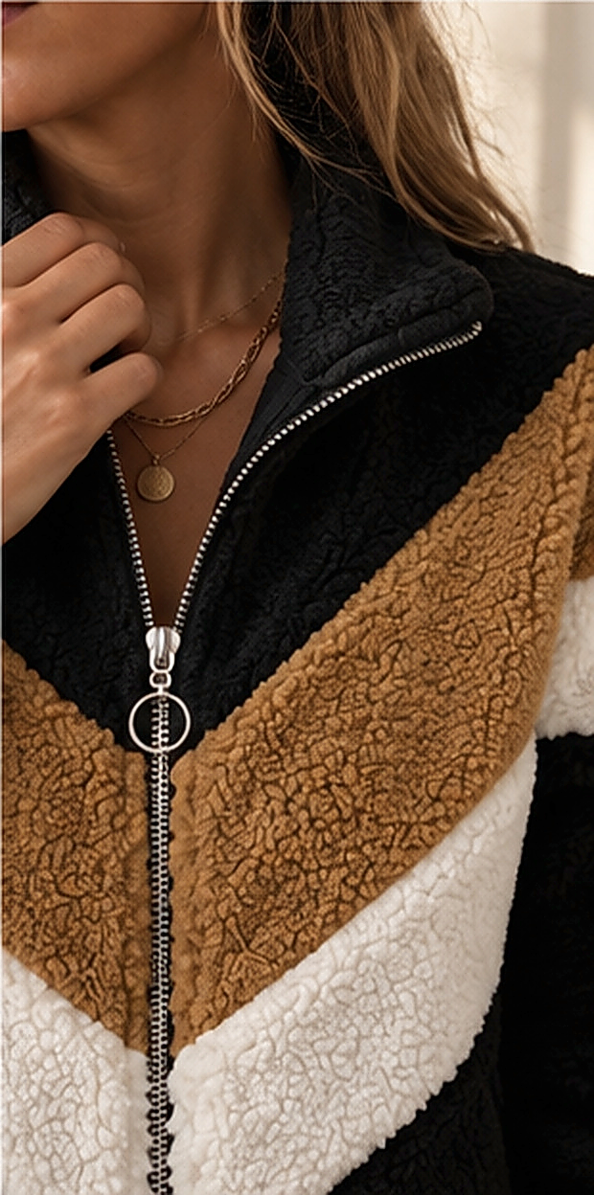 Noélla Montréal – zwarte, camel en witte Faux Shearling Coat – originele pose 5, scherpere versie